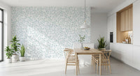 Papel tapiz con boceto floral azul sereno