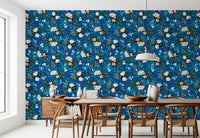 Papier peint botanique à fleurs indigo profond
