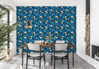 Papier peint botanique à fleurs indigo profond