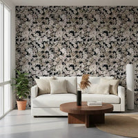 Rustikt tapet med kunstneriske silhuetter af blomster
