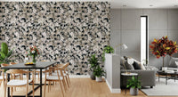 Rustikt tapet med kunstneriske silhuetter af blomster