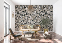 Rustikt tapet med kunstneriske silhuetter af blomster