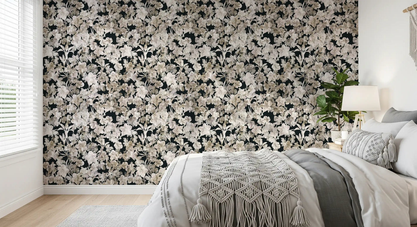Rustikt tapet med kunstneriske silhuetter af blomster