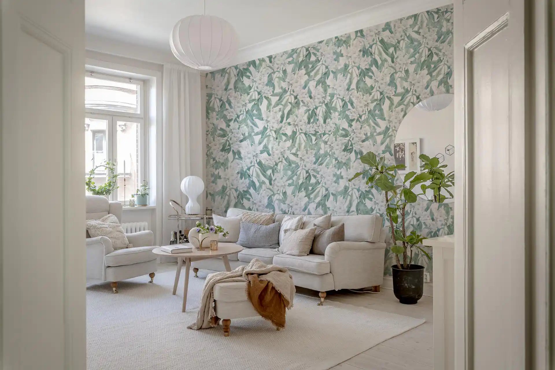 Minimalistisk tapet med bladmønster i havestil