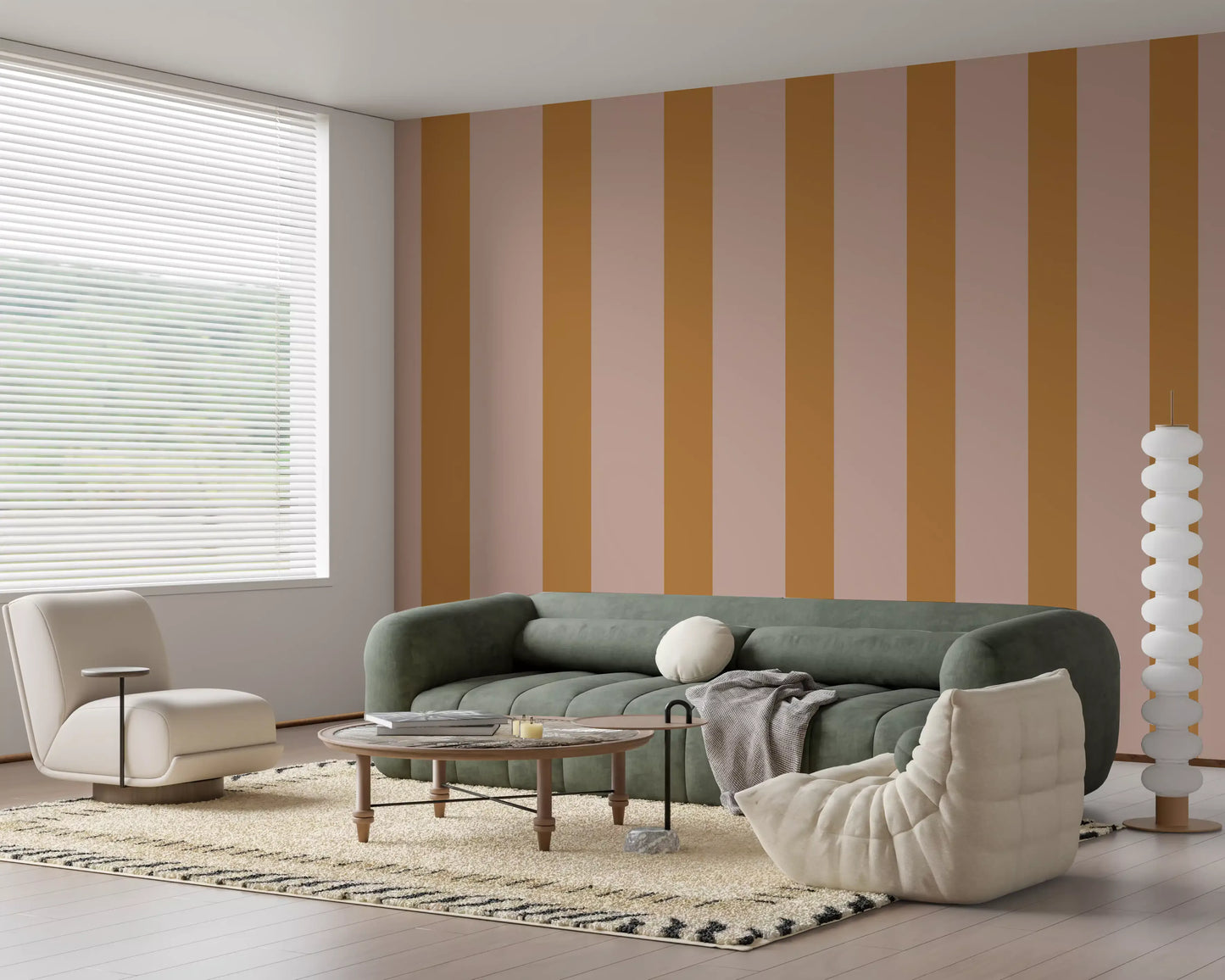 Tapet med lodrette striber i okker og støvet rosa