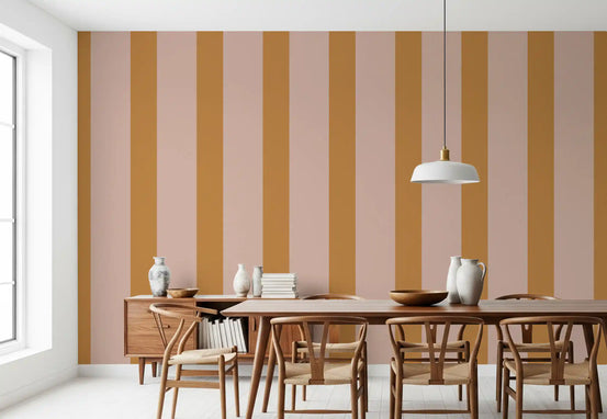 Papier peint à rayures verticales couleur ocre et rose poudré