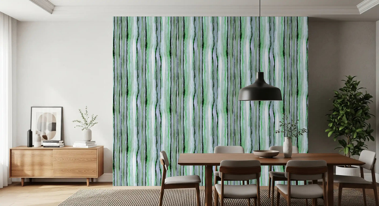 Tapete mit vertikalen Aquarellstreifen in Grünnuancen