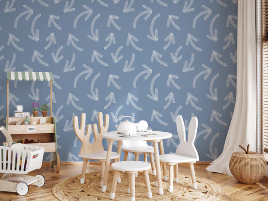Minimalistische krabbelpijlen op behang in gedempt blauw