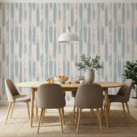 Carta da parati rustica a strisce con pennellate blu