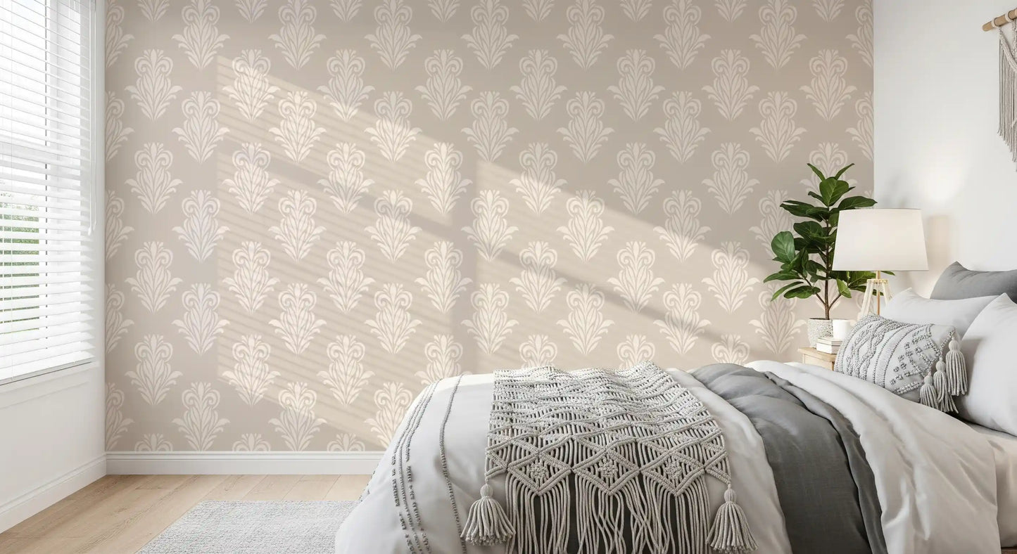 Papier peint à motif de volutes damassées crème