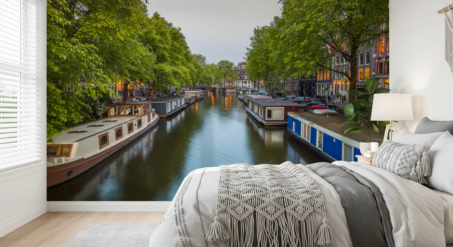 Vægmaleri med spejling af Amsterdams flodbredder