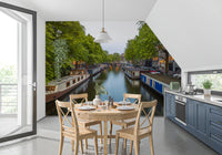 Vægmaleri med spejling af Amsterdams flodbredder