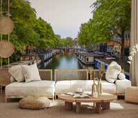 Vægmaleri med spejling af Amsterdams flodbredder
