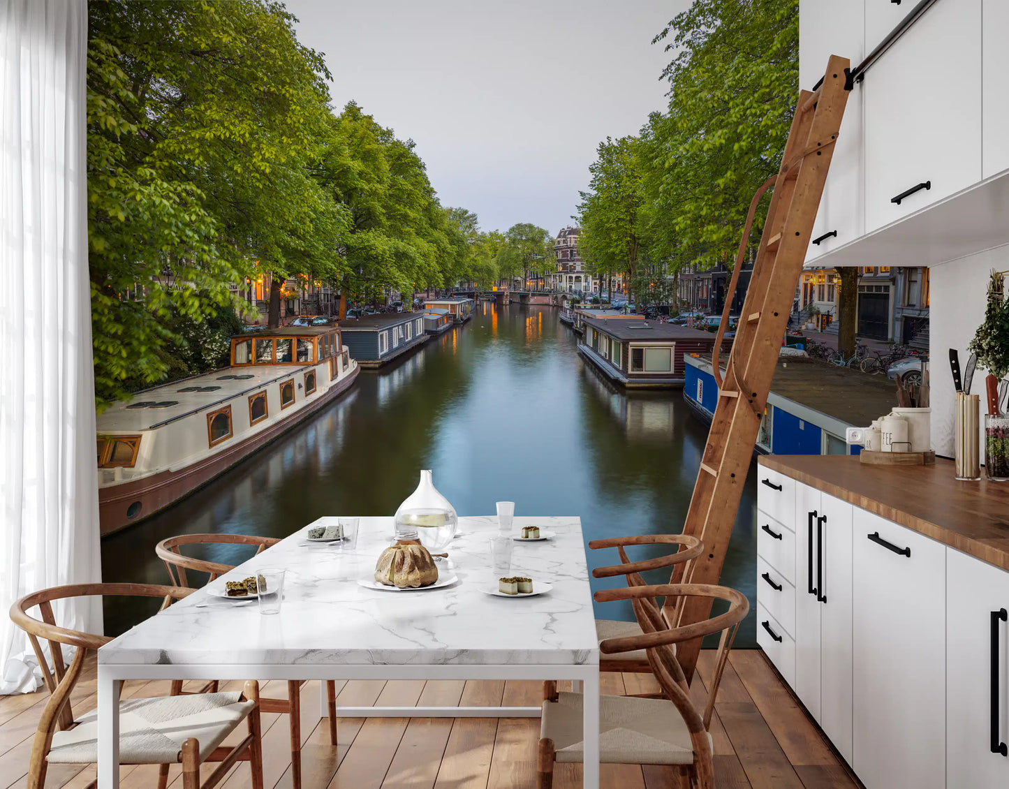 Vægmaleri med spejling af Amsterdams flodbredder