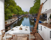 Vægmaleri med spejling af Amsterdams flodbredder