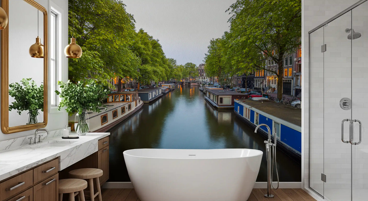 Vægmaleri med spejling af Amsterdams flodbredder