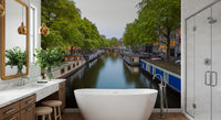 Vægmaleri med spejling af Amsterdams flodbredder