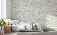 Papel de parede com padrão repetido de folhas em creme e verde-sálvia