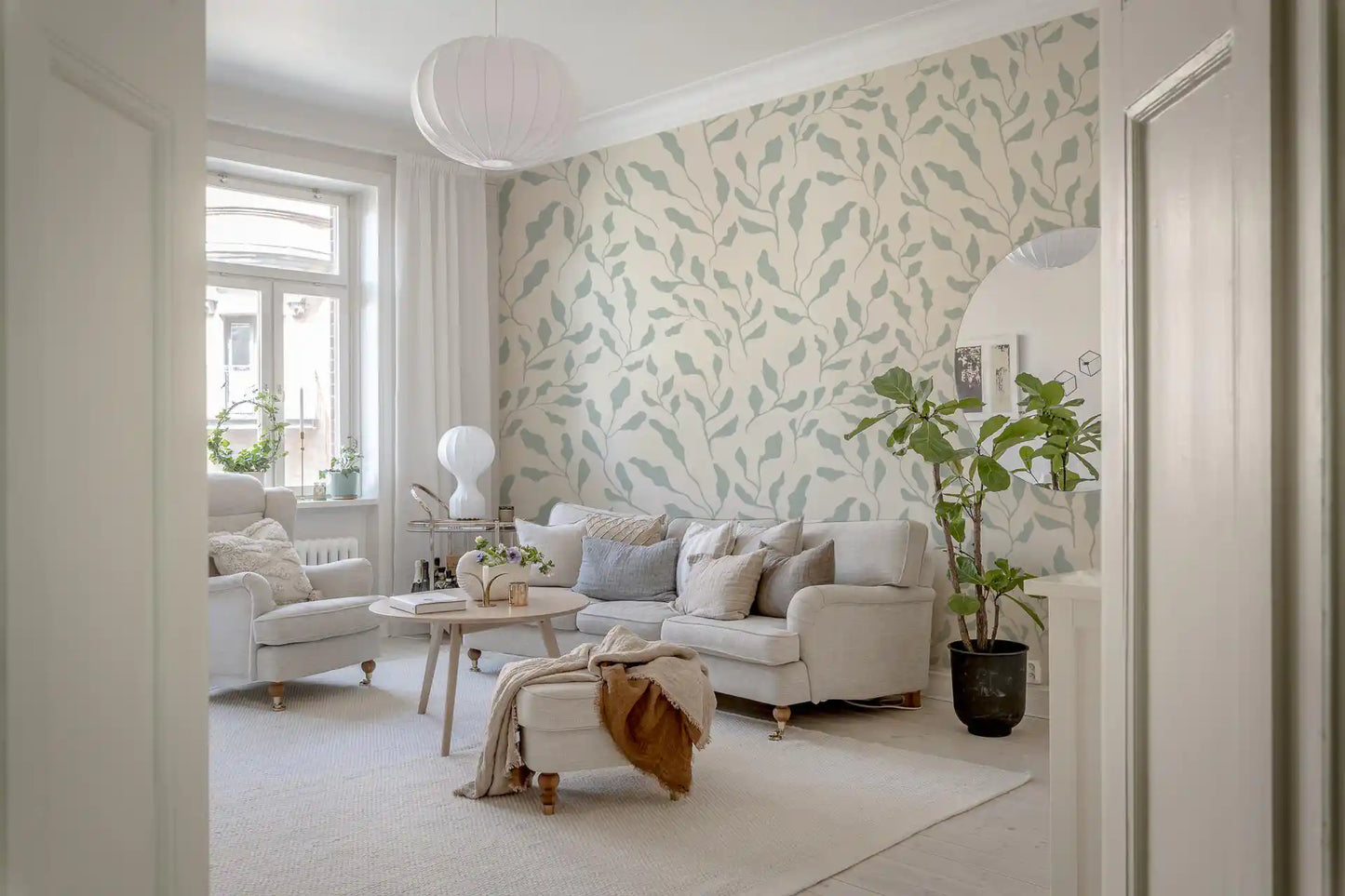 Papel de parede com padrão repetido de folhas em creme e verde-sálvia