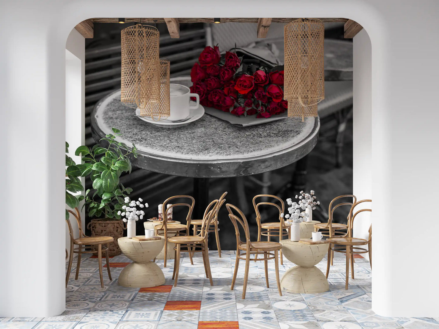 Vægmaleri med purpurrøde blomster ved et bistrobord