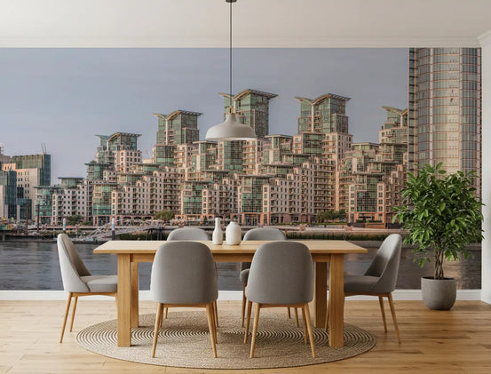 Stedelijke waterkant met panoramisch uitzicht wandmuurschildering
