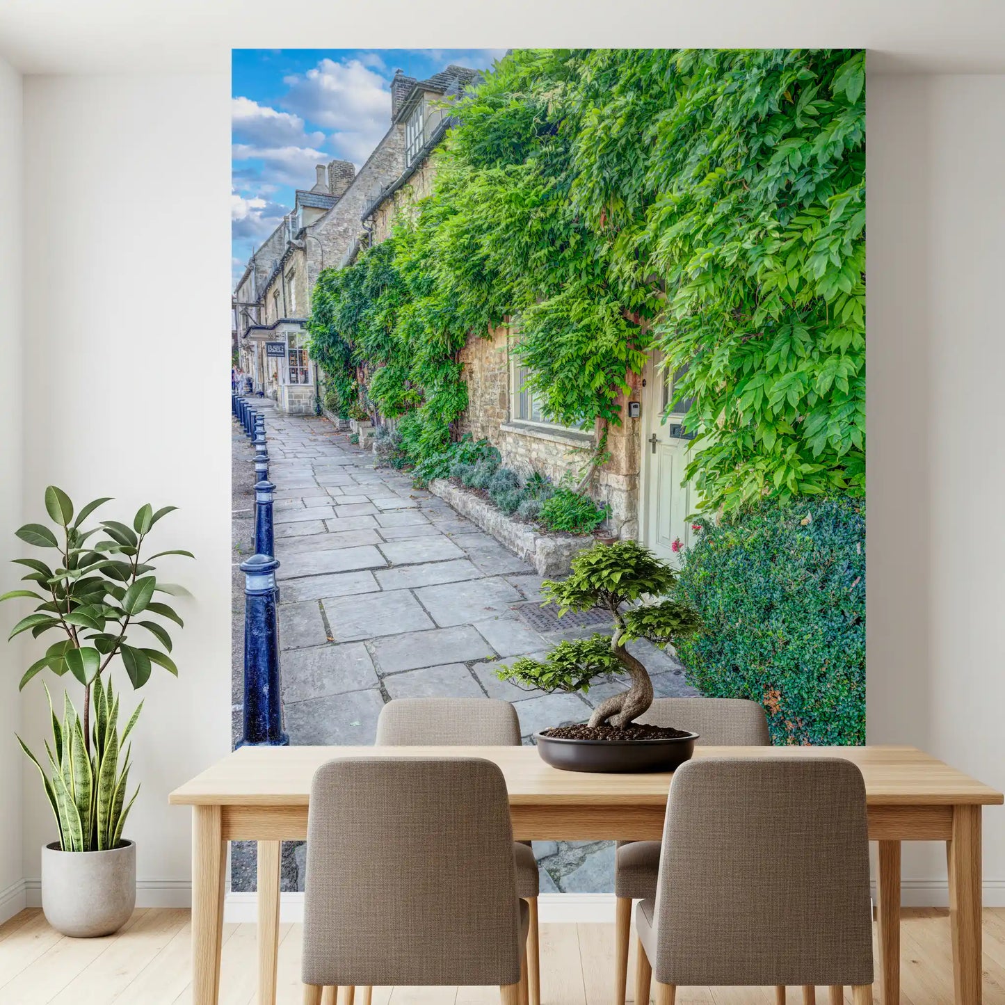 Fototapet mural cu potecă rustică din piatră și iederă cățărătoare pe perete
