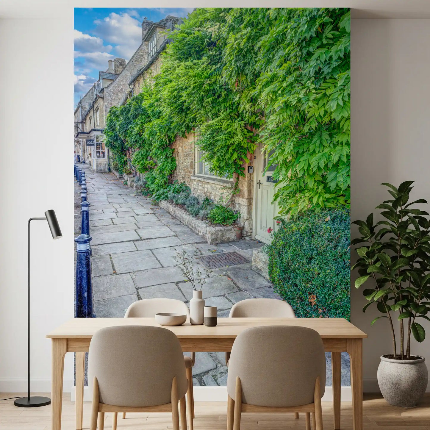 Fototapet mural cu potecă rustică din piatră și iederă cățărătoare pe perete