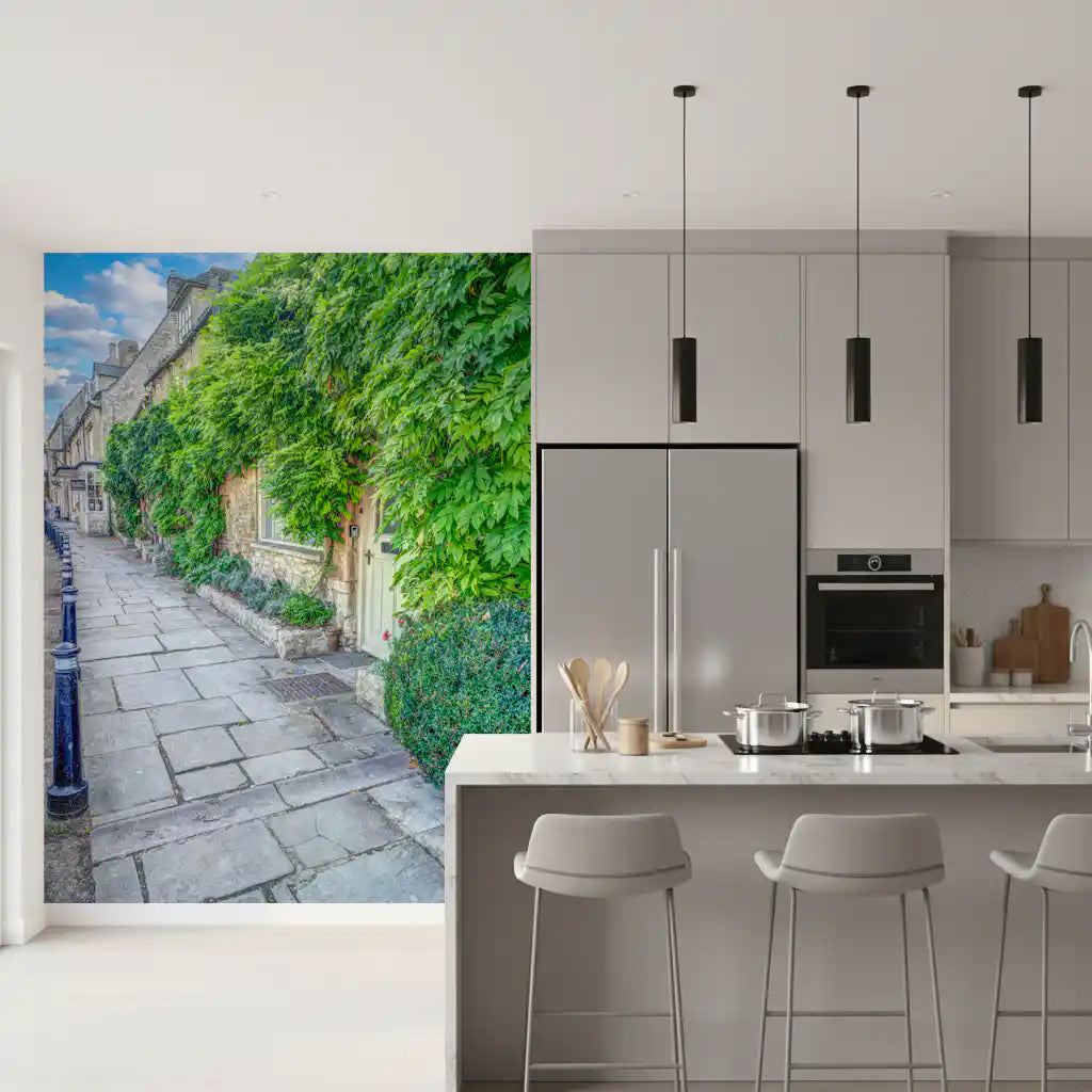 Fototapet mural cu potecă rustică din piatră și iederă cățărătoare pe perete