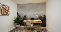 Fresque murale représentant une scène monochrome dans une brume sylvestre