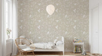 Ruhige minimalistische Garten­vögel auf Tapete in sanftem Taupe