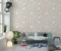 Ruhige minimalistische Garten­vögel auf Tapete in sanftem Taupe