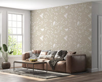 Ruhige minimalistische Garten­vögel auf Tapete in sanftem Taupe