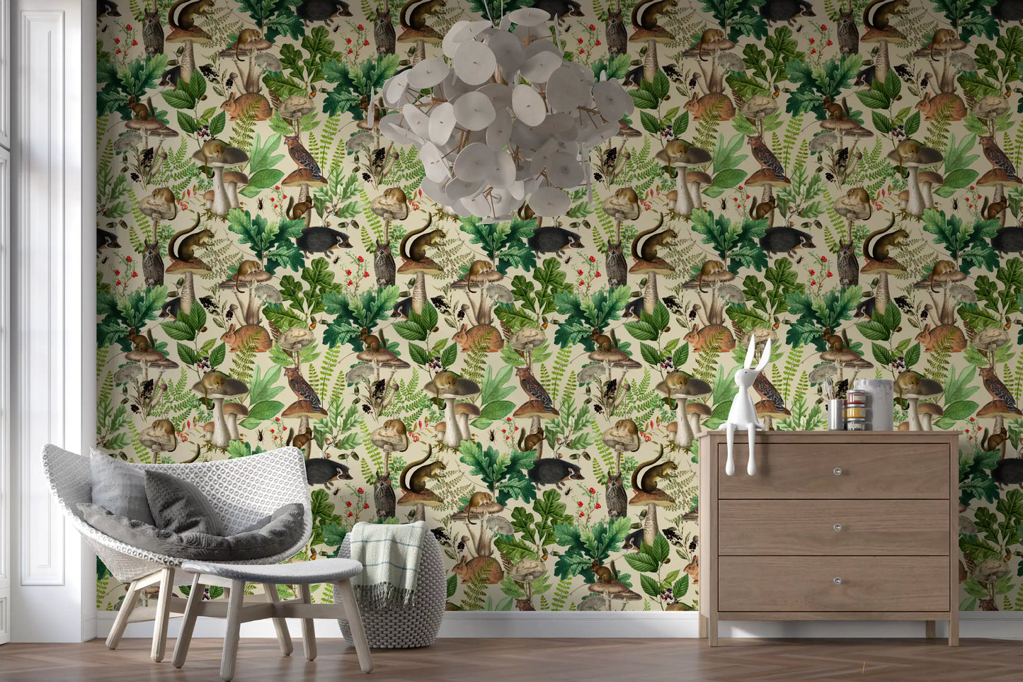 Fortryllet tapet med skovens flora og fauna