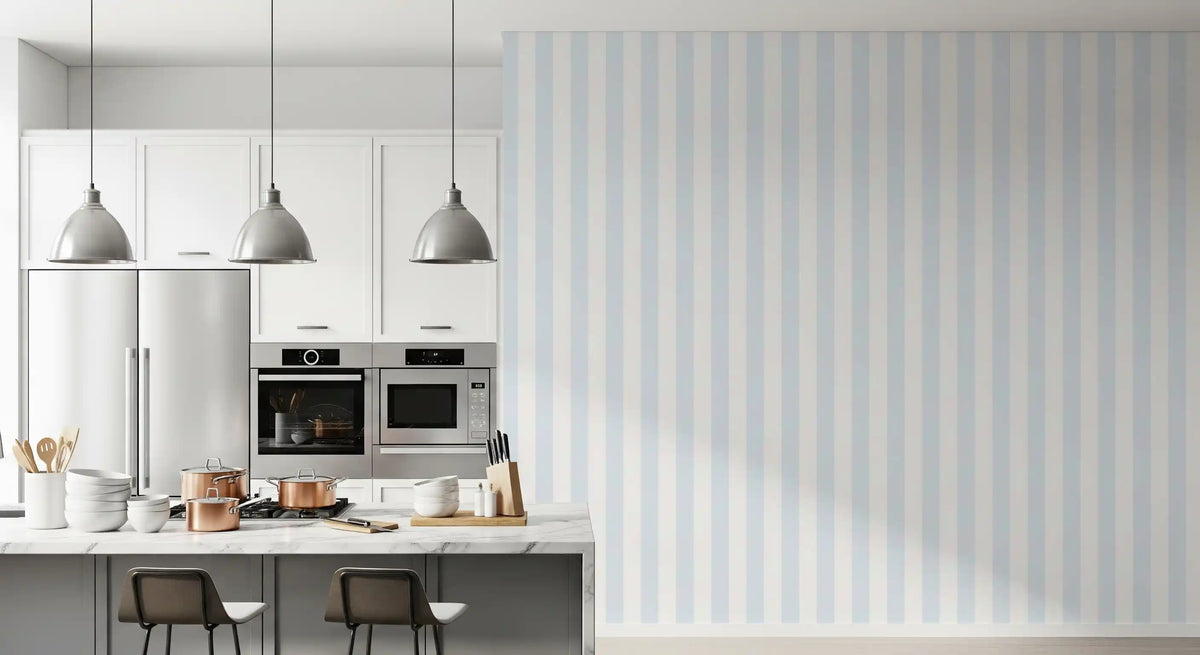Klassische pastellfarbene Tapete mit vertikalen Streifen