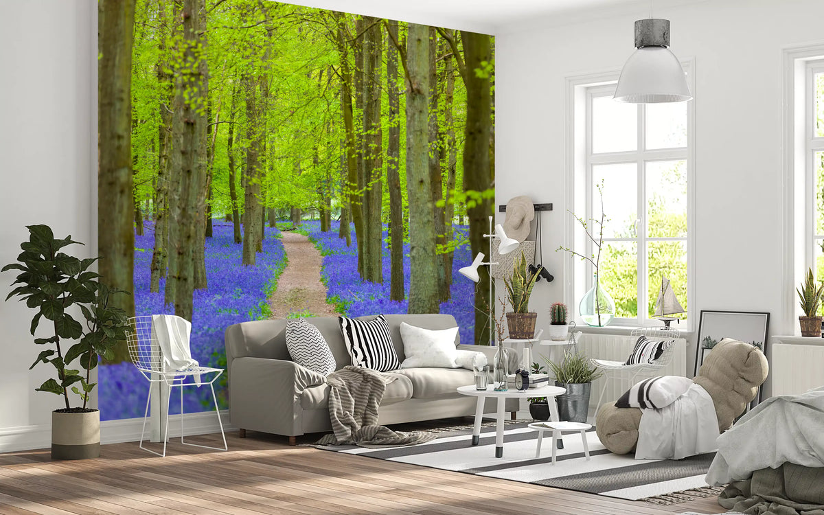 Wandmuurschildering met een weelderig groen bospad in de lente