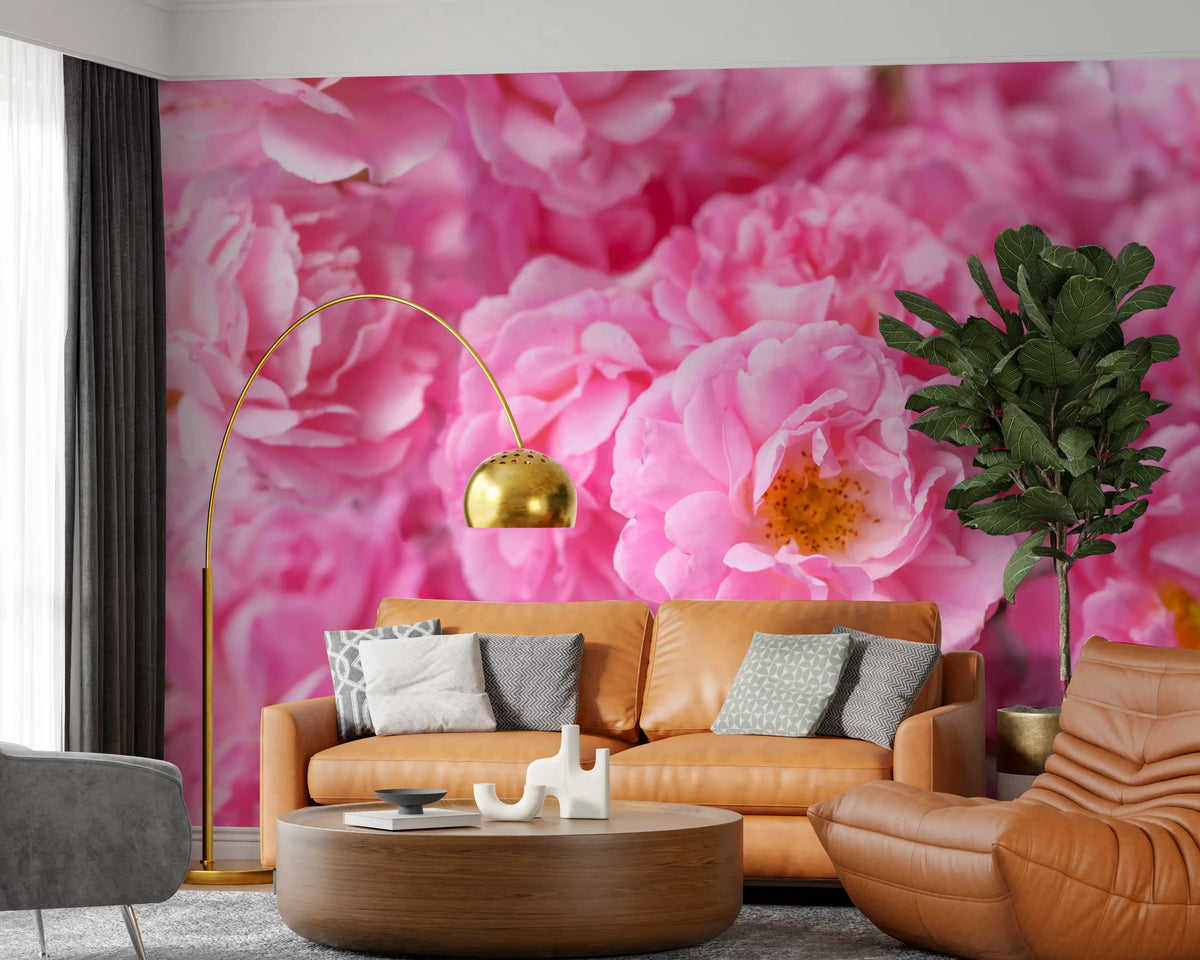 Väggmålning med ett fält av mjukt rosa pionblommor