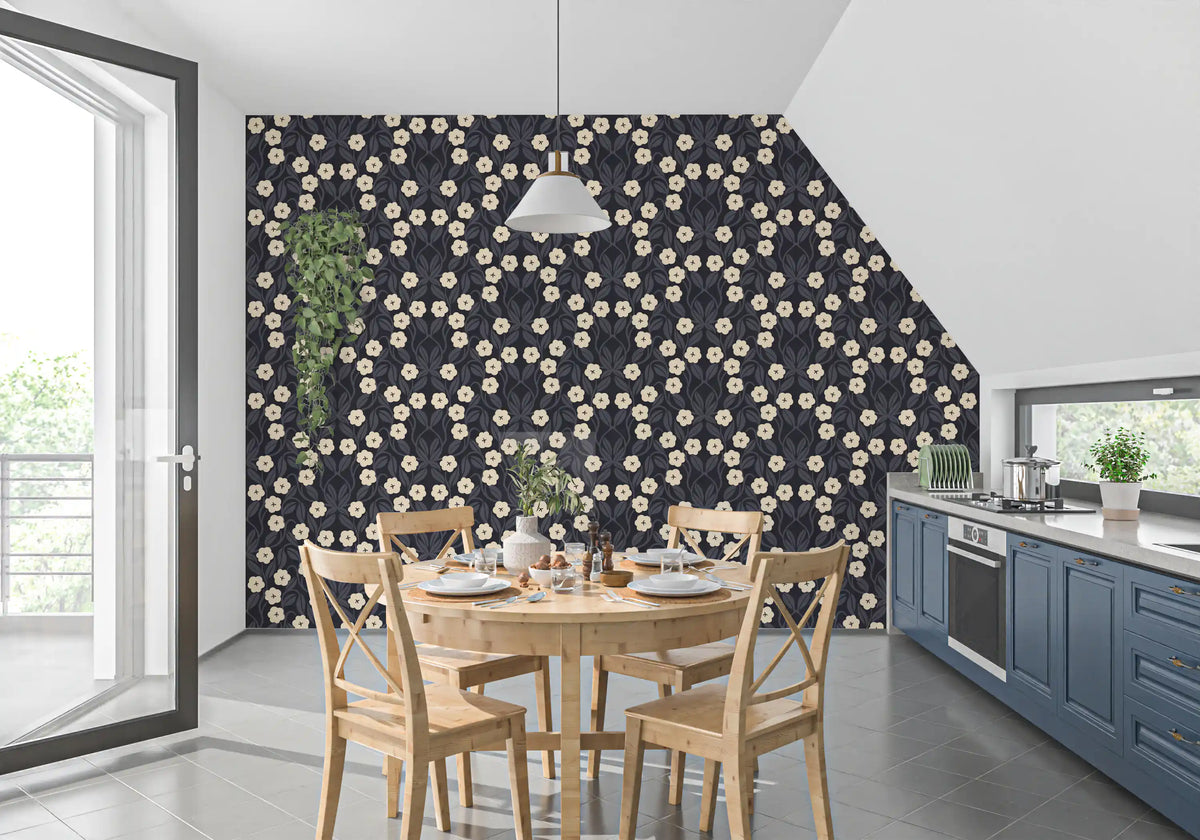 Minimalistische Tapete mit floraler Symmetrie in Anthrazit