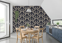 Minimalistische Tapete mit floraler Symmetrie in Anthrazit