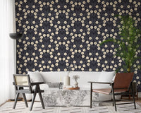 Minimalistische Tapete mit floraler Symmetrie in Anthrazit