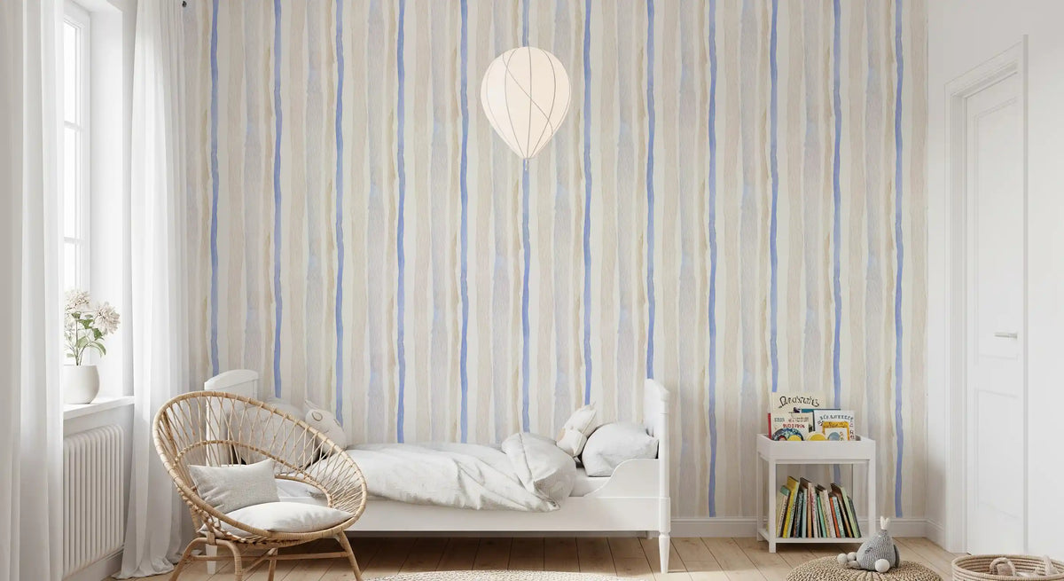 Behang met serene aquarelstrepen in blauw en beige⁠