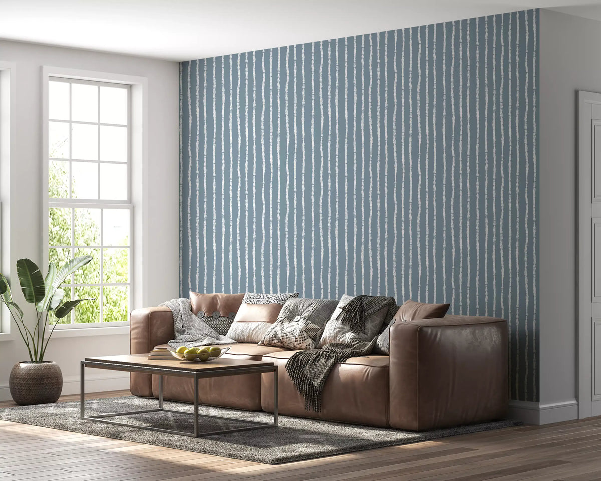 Minimalistische Tapete mit vertikalen blauen Pinselstrichen