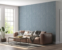 Minimalistische Tapete mit vertikalen blauen Pinselstrichen