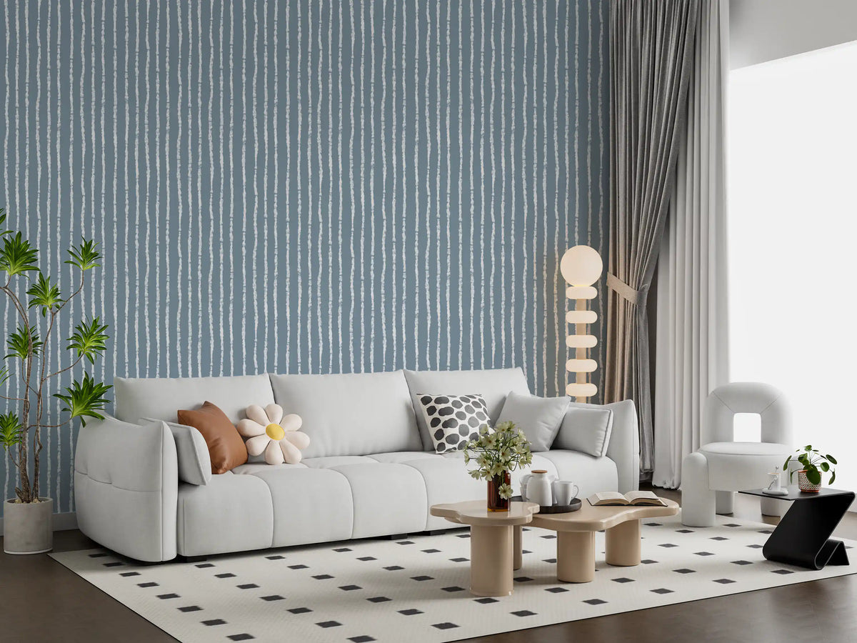 Minimalistische Tapete mit vertikalen blauen Pinselstrichen