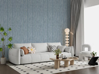 Minimalistische Tapete mit vertikalen blauen Pinselstrichen