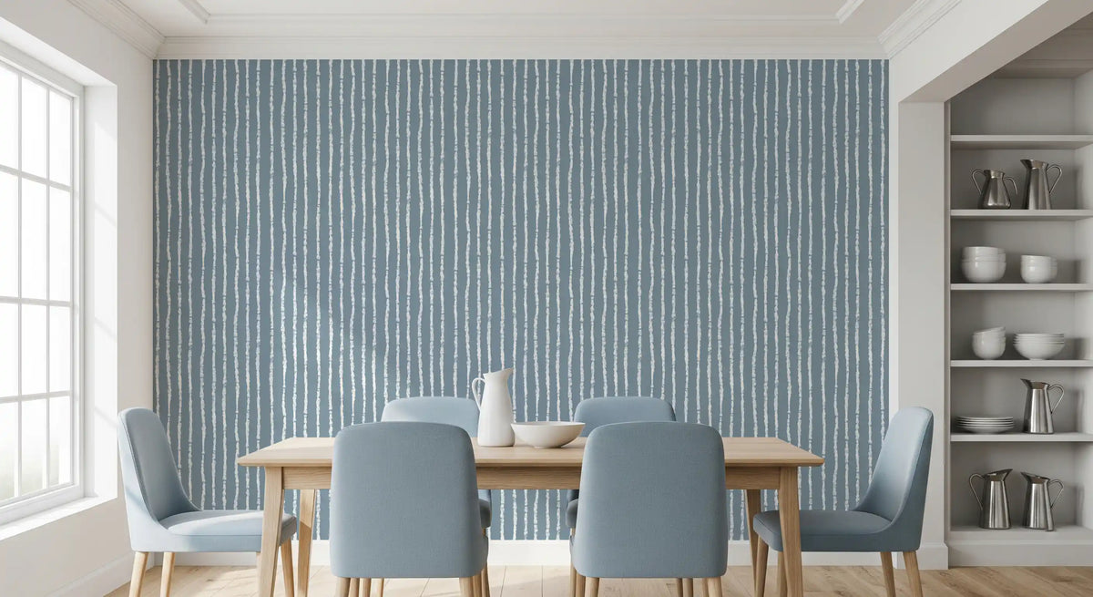 Minimalistische Tapete mit vertikalen blauen Pinselstrichen