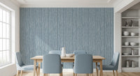 Minimalistische Tapete mit vertikalen blauen Pinselstrichen