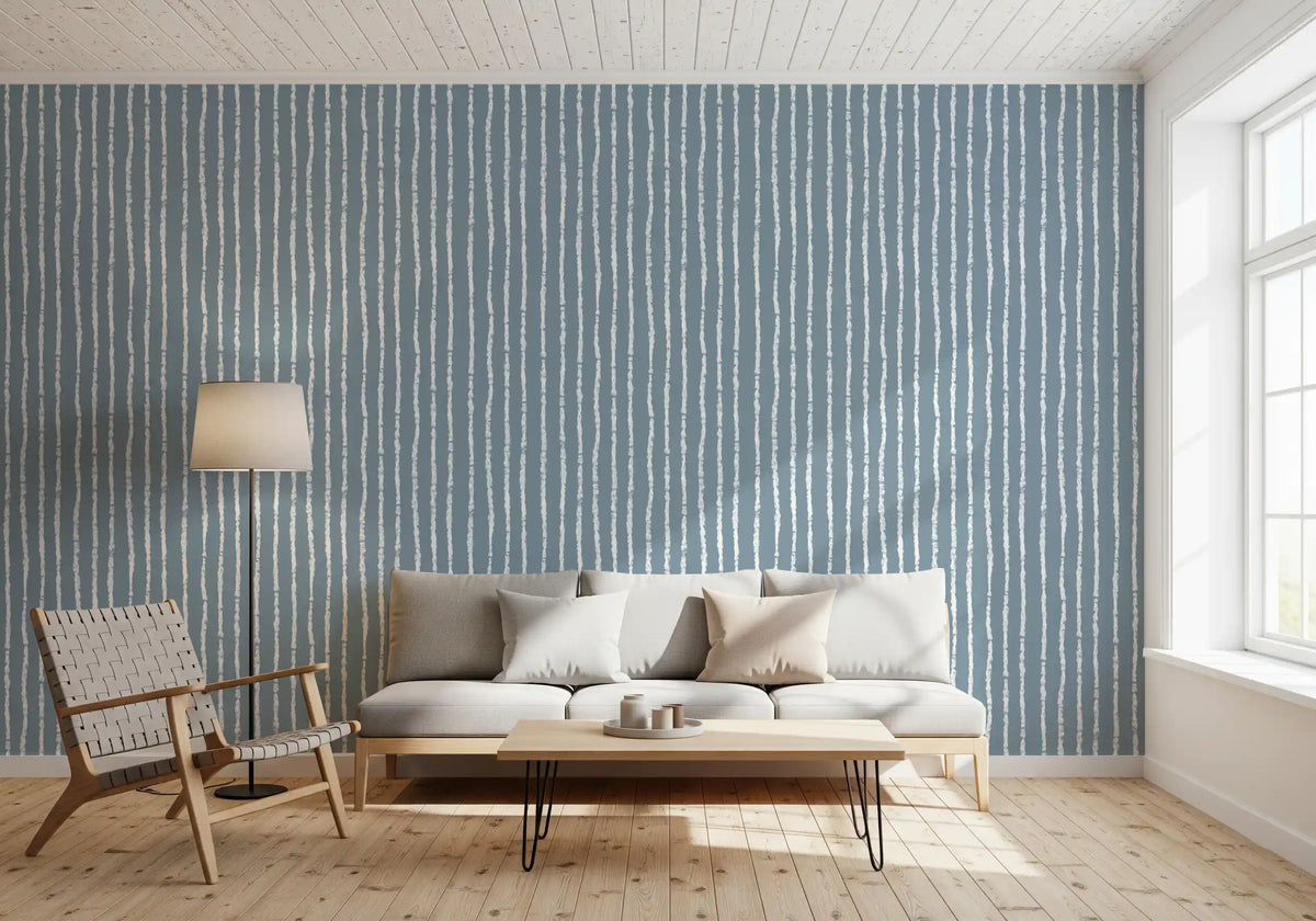 Minimalistische Tapete mit vertikalen blauen Pinselstrichen