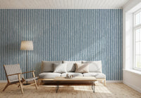 Minimalistische Tapete mit vertikalen blauen Pinselstrichen