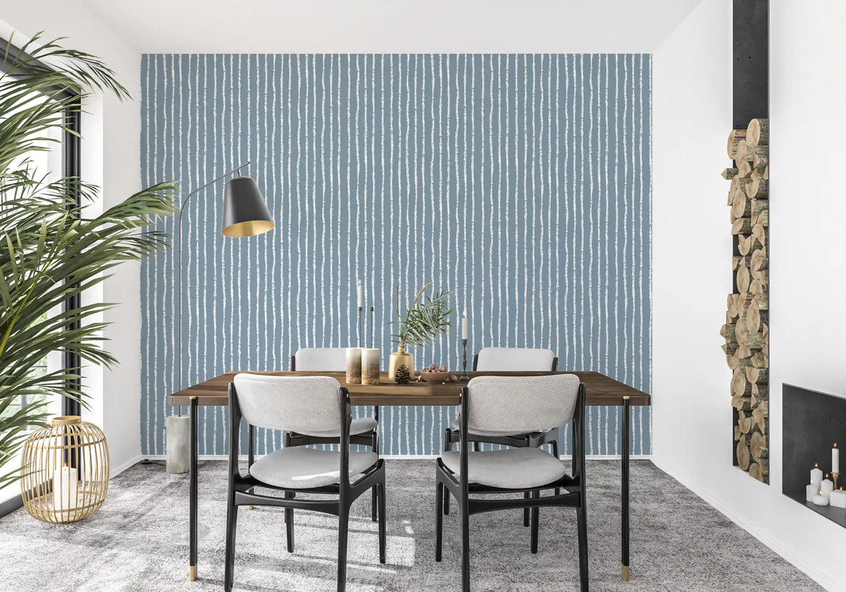 Minimalistische Tapete mit vertikalen blauen Pinselstrichen