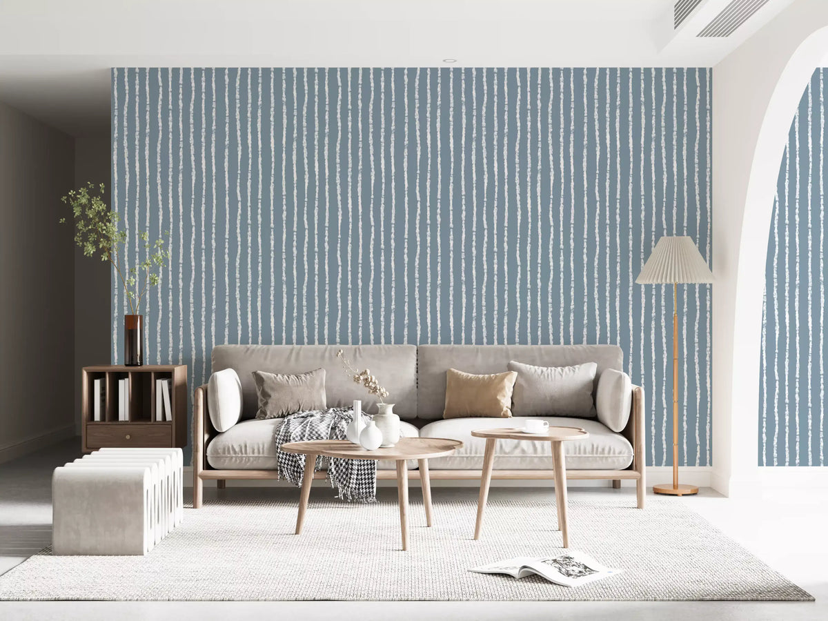 Minimalistische Tapete mit vertikalen blauen Pinselstrichen